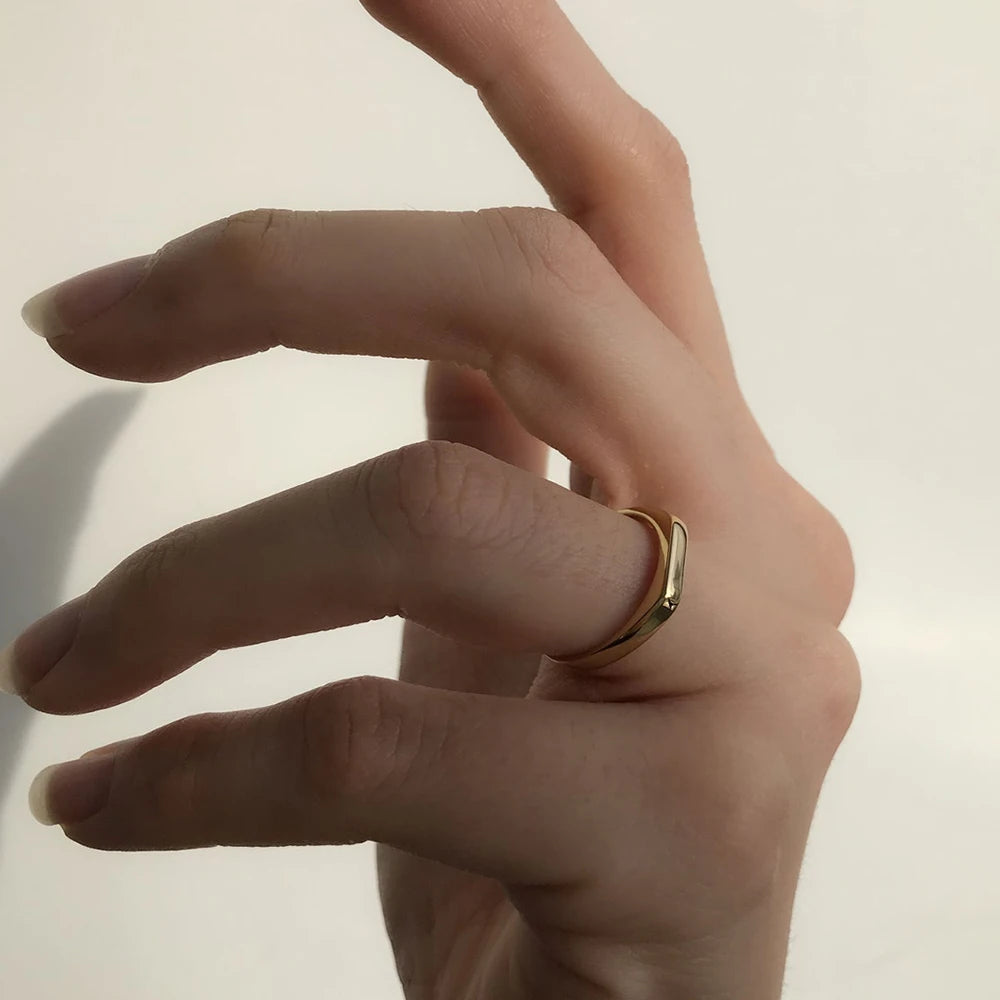 Simple Minimalist Ring - Gold