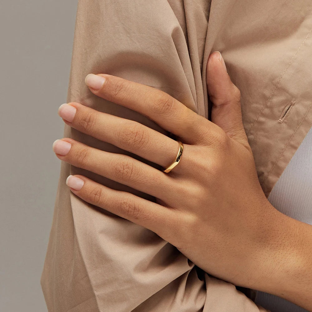 Simple Minimalist Ring - Gold