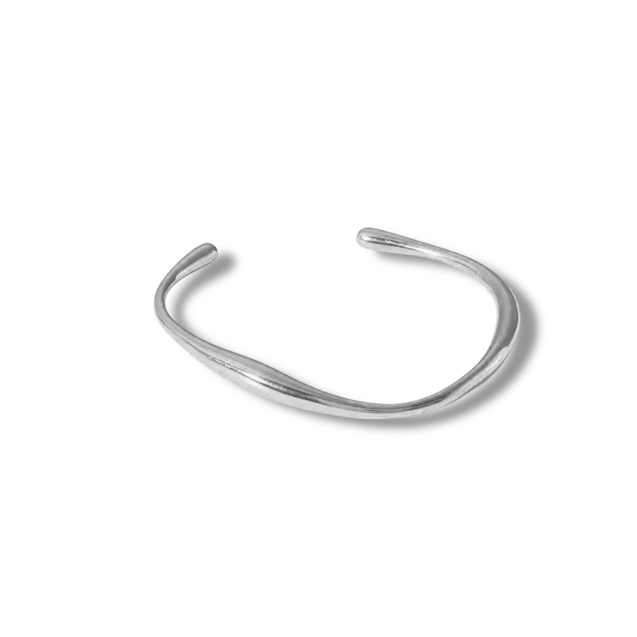 Elegant Wavy Cuff Bracelet - 18k Gold