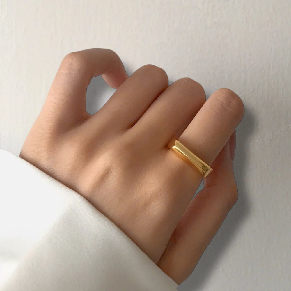 Smooth Minimalist Ring - Gold