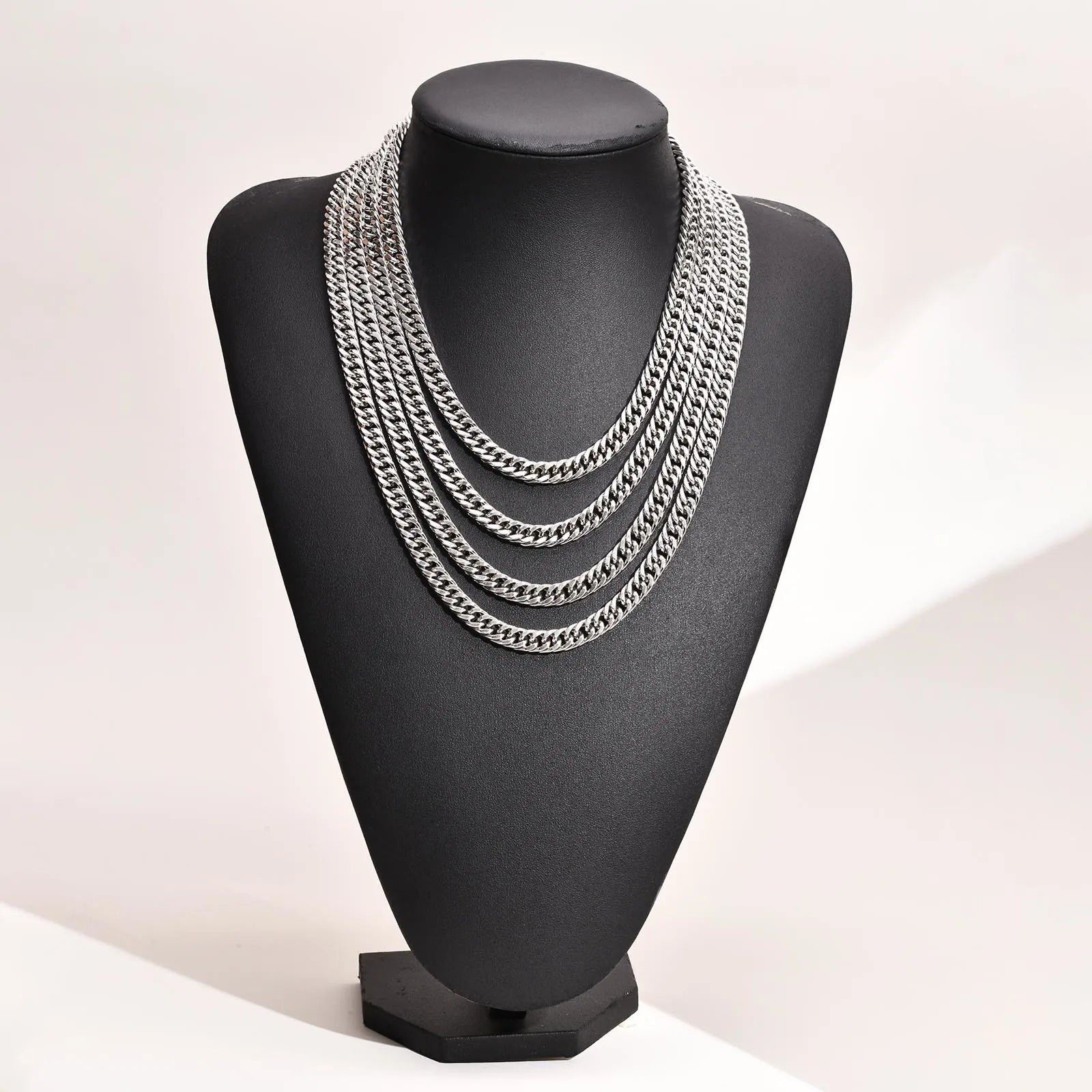 Miami Cuban Chain 8MM - Silver - BRAVAN Miami Cuban Chain 8MM - Silver  (Store description)