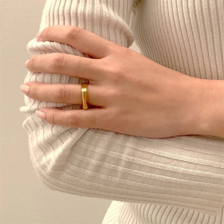 Smooth Minimalist Ring - Gold