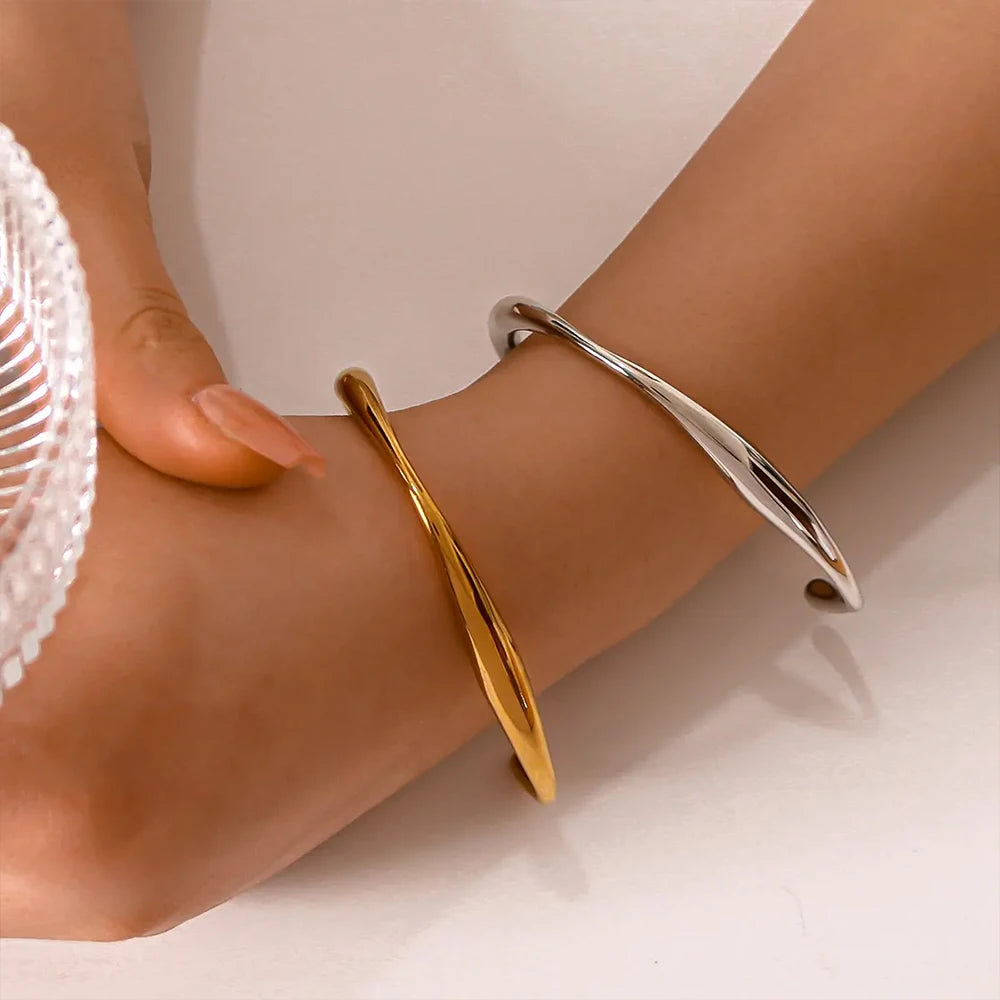 Elegant Wavy Cuff Bracelet - 18k Gold
