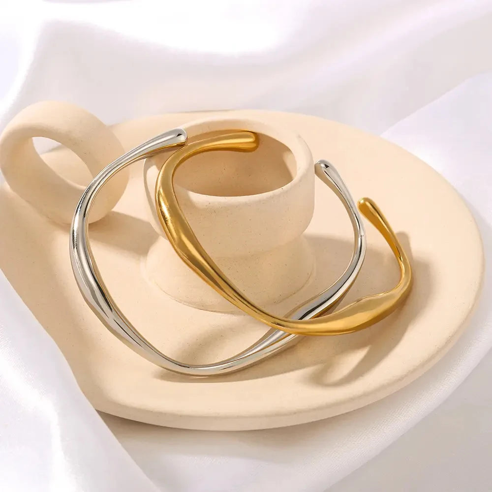Elegant Wavy Cuff Bracelet - 18k Gold