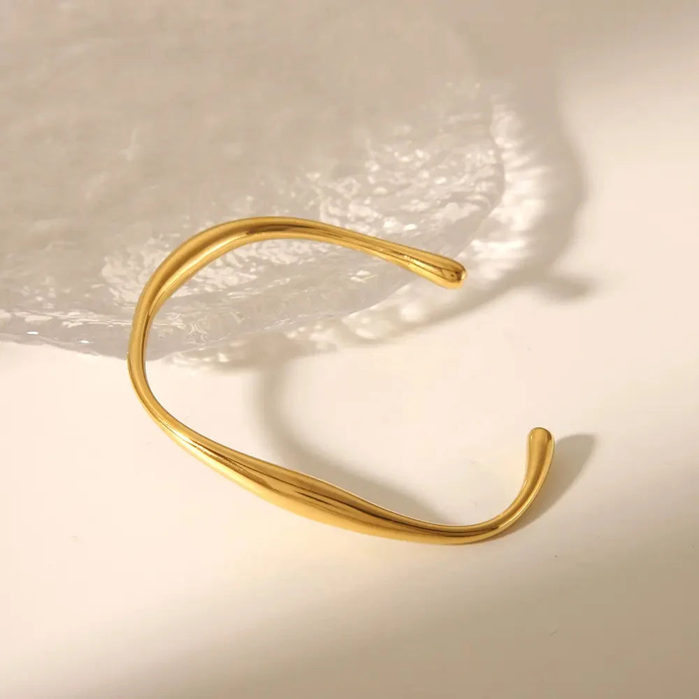 Elegant Wavy Cuff Bracelet - 18k Gold