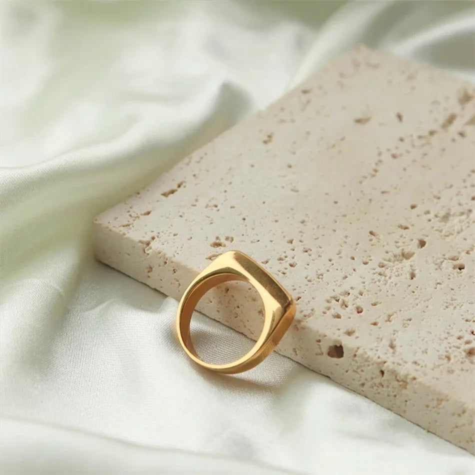 Smooth Minimalist Ring - Gold