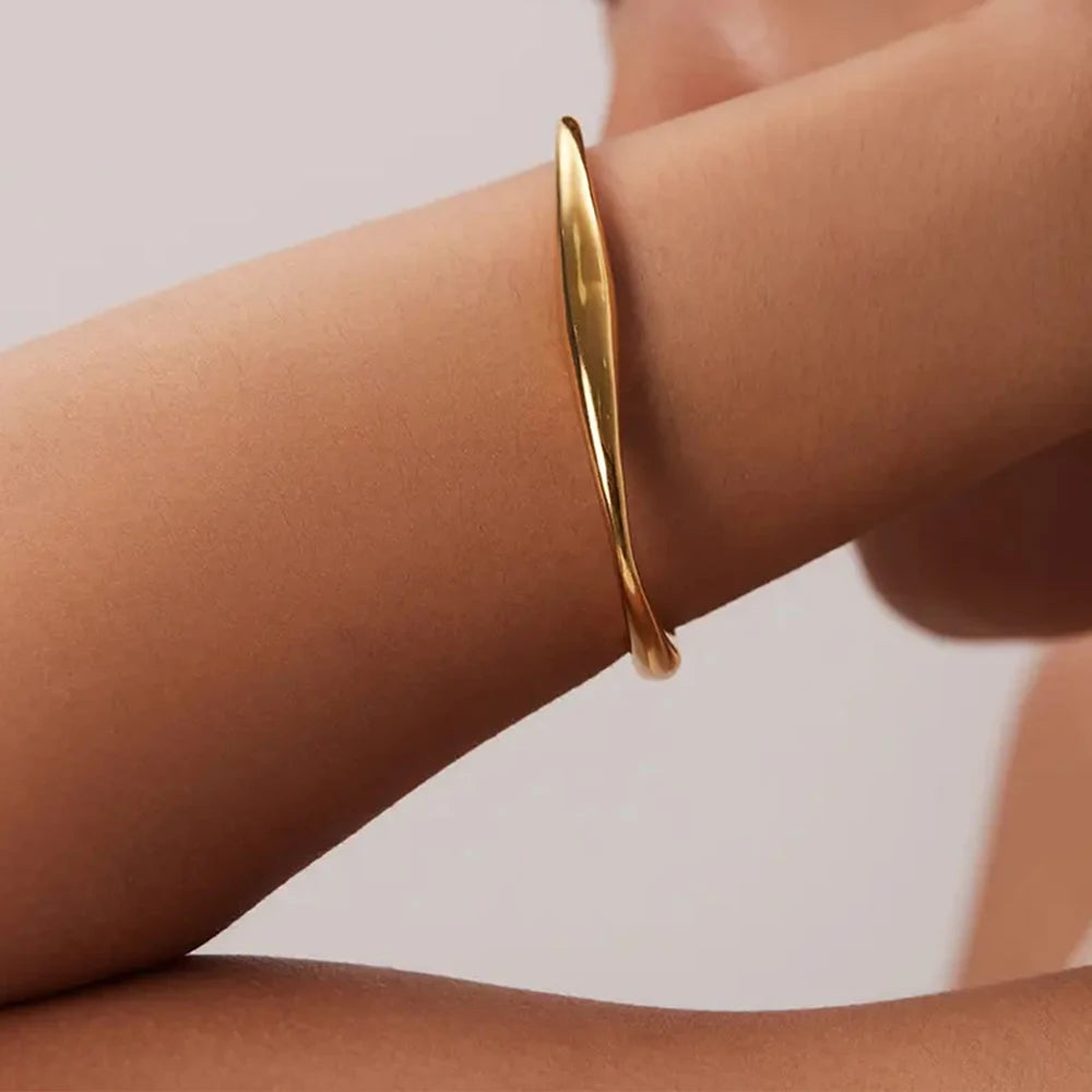 Elegant Wavy Cuff Bracelet - 18k Gold